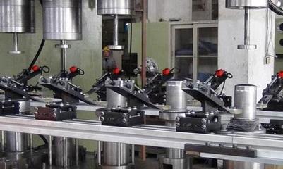 傳統(tǒng)沖壓線應用沖壓機器人實現(xiàn)沖壓自動化生產(chǎn)