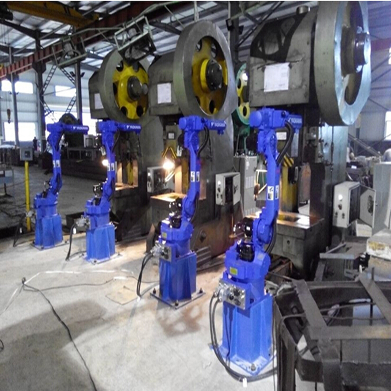 搬運(yùn)機(jī)器人 鍛壓自動化生產(chǎn)線(一臺機(jī)器人配4臺壓機(jī))力生機(jī)器人_工程機(jī)械欄目