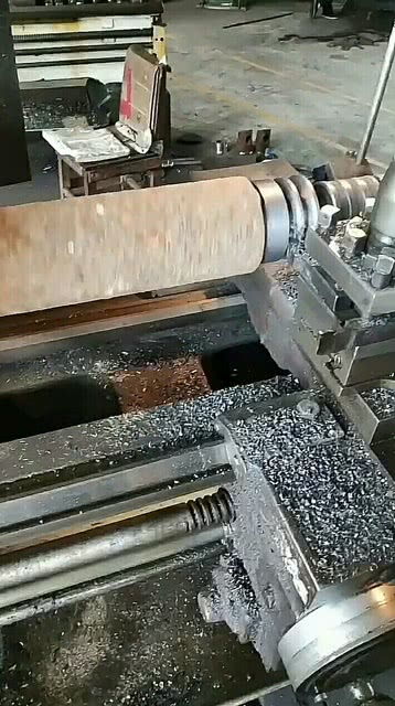 工廠機(jī)械加工 老師傅的技術(shù)真是太精湛了